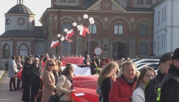 Biela a červená všade, kam sa pozriete. V Poľsku si užili slávnosti, aké sa často nevidia