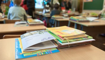 Vojnu vraj plánovali Ukrajina a NATO. Do ruských lavíc pribudla nová učebnica, mladých vyzýva vstúpiť do armády