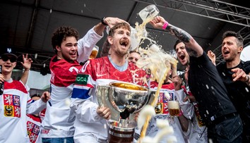 VIDEO: Pohár majstrov sveta neprežil oslavy. Českí hokejisti dali trofeji poriadne zabrať