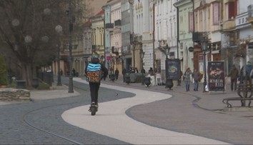 Kolobežkári a cyklisti ohrozujú chodcov v centre Košíc. Niektorí prekračujú povolenú rýchlosť aj trojnásobne