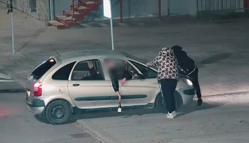 VIDEO: Opití sa vozili na streche auta. Mladí muži hazardovali za volantom