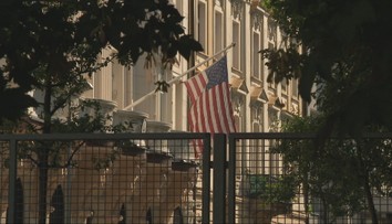 Plot, ktorý hyzdí námestie v Bratislave, bude stáť ďalších 10 rokov. Magistrát predĺžil Američanom nájom