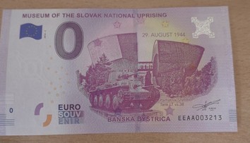 Ľudia stáli hodiny v rade, aby si kúpili nulovú eurobankovku