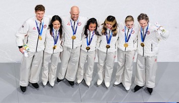 Tímovú súťaž krasokorčuliarov rozhodol jediný bod. Zo zlata sa tešia Američania, Japonsko bolo blízko