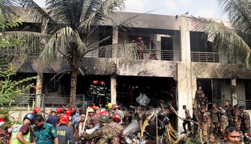 FOTO+VIDEO: Letecké nešťastie v Bangladéši. Na školu sa zrútilo armádne lietadlo, hlásia najmenej 19 obetí