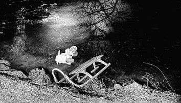 Tragédia na južnom Slovensku: Pod dvomi malými deťmi sa prepadol ľad. Súrodenci zomreli, vedľa našli ich sánky