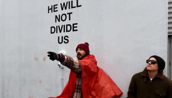 Slávny herec skončil v putách. Rozčúlili ho slová: "Hitler neurobil nič zlé."