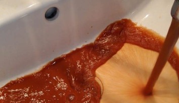 Toto tečie z kohútikov ľuďom vo Vyhniach: Z červenej vody sú už zúfalí