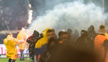 VIDEO: Šialené scény na zápase v Nemecku. Polícia naháňala fanúšikov priamo na trávniku