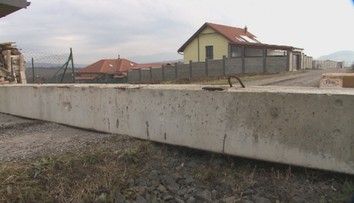 Obyvatelia Župčian sa sporia o príjazdovú cestu. Zablokovali im ju betónovými panelmi
