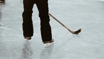 Kuriózny prípad: Polícia pátra po mužovi, ktorý ukradol 500 hokejok. Verejnosť žiada o pomoc