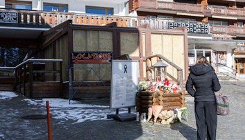 Nové zistenia v prípade požiaru vo Švajčiarsku. Majiteľ baru vraj považoval ohňovzdornú penu za príliš drahú