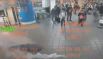 Taiwan sa stal dejiskom krvavej drámy. V jeho metropole zabíjal útočník vyzbrojený dymovnicami a dýkou