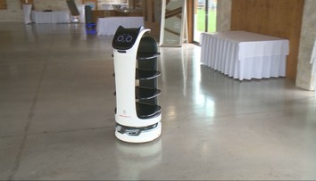 Čašníkov v gastre nahrádzajú na Slovensku roboti. Vítajú aj hostí v hoteli