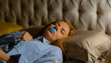 Prelepujete si v noci ústa? Odborníci hovoria, že to môže uškodiť