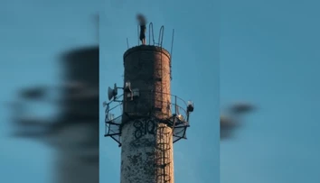 VIDEO: Mladý Slovák riskoval život pre pár lajkov. Opitý a v šľapkách vyliezol na komín