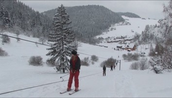 Dedinské zjazdovky pomaly zanikajú. Malé vleky hrdzavejú a ľudia preferujú veľké strediská