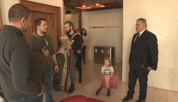Nahnevaní otcovia, ktorým zamietli materskú, zamierili do parlamentu
