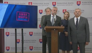Spor o nášivku na Hlinovom saku pokračuje. Gašpar ukázal, aké by mohli nosiť poslanci Smeru