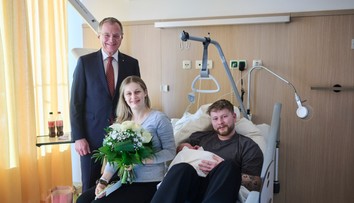 Čerství rodičia si vymenili miesta. Fotka prvého dieťaťa narodeného v tomto roku vyvolala búrlivú diskusiu