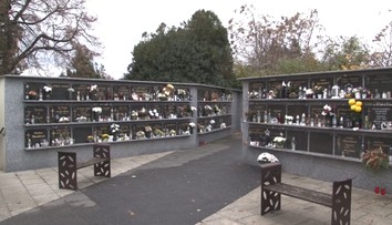 Záujem o klasické hroby klesá, miesta pre urny sú zasa plné. O kolumbáriá je vyšší záujem aj na dedinách