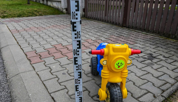 Desivá nehoda na východe Slovenska. Dieťa na odrážadle vbehlo pod auto