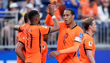 Kráľovské derby roztrhlo vrece s gólmi. Galapredstavenie Holandska vrátilo Švédov do reality