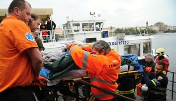 Česká herecká legenda Jan Tříska spadol z Karlovho mosta. Je vo vážnom stave