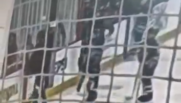 VIDEO: Šokujúci incident v zámorí. Rozzúrený rodič napadol priamo na ľade dvojicu rozhodcov