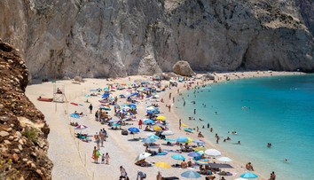 Grécko sprísňuje pravidlá na plážach. Pokuty hrozia aj za zdanlivo neškodné aktivity