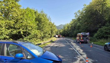 Vážna nehoda na Orave. Po zrážke auta s kamiónom zastavili aj vlaky