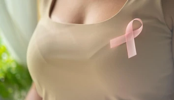 Daniela pozná rakovinu prsníka ako lekárka aj pacientka. Upozorňuje na znepokojujúci trend medzi mladšími ženami
