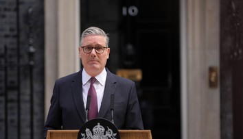 Britský premiér Starmer odstúpi z funkcie. Farage žiada predčasné voľby
