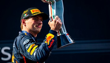 Skvelý Verstappen ešte zbrane nezložil. Po triumfe v Katare odložil rozhodnutie o titule na posledné kolo
