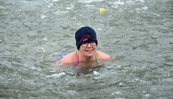 Desiatky otužilcov si zaplávali medzi ľadovými kryhami v Zemplínskej šírave