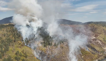 FOTO: Veľký požiar na východe Slovenska. Plamene sa šíria smerom k okolitým obciam