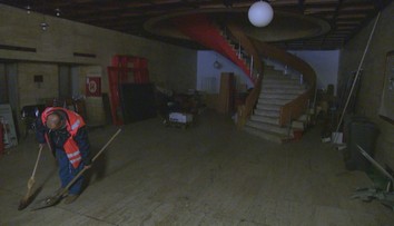 Hotel Kyjev v centre Bratislavy chátra už roky. Pozrite si jeho vnútrajšok našou kamerou