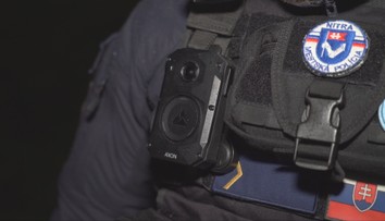 Nitrianski mestskí policajti majú novú zbraň proti výtržníkom. Do ulíc chodia už aj s malými kamerami
