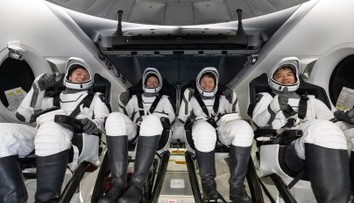 Štyria astronauti lode Crew Dragon sa vrátili na Zem po piatich mesiacoch na vesmírnej stanici