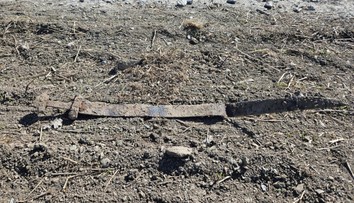 FOTO: Henrika (6) počas školského výletu zaujal zo zeme trčiaci predmet. Netušil, aký poklad našiel