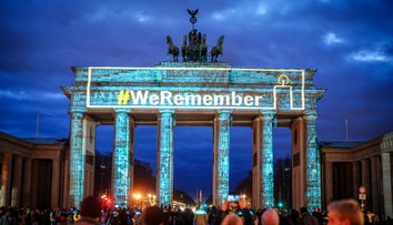 Berlínsku Brandenburskú bránu rozsvietili na počesť ľudí, ktorí zahynuli v koncentračnom tábore Auschwitz-Birkenau