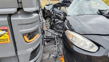 FOTO: Tragická nehoda na juhu Slovenska. Auto po zrážke odhodilo pod nákladiak, mladá vodička neprežila