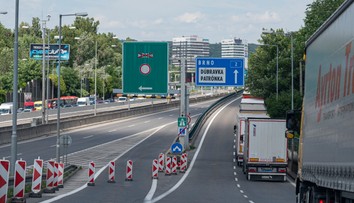 V Tuneli Sitina sa zasekol žeriav, tvorili sa kolóny