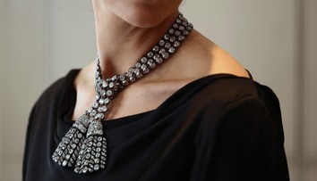 VIDEO: Náhrdelník spájaný s Máriou Antoinettou vydražili za 4,5 milióna eur. Nesie príbeh, ktorý prispel k francúzskej revolúcii