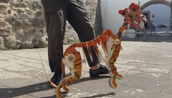 Cestuje po celej Európe a zabáva ľudí na uliciach. Bábkar pretvára trápenie na humor