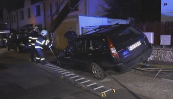 V Košiciach sa prepadla zem. Auto pohltil obrovský kráter
