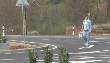 Bizarný prípad v Stropkove. Nákupné centrum otvorili, no ľudia majú problém sa k nemu dostať