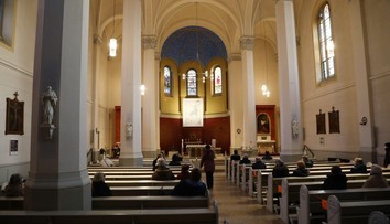 Farárka verejne zosobášila štyroch mužov. Boh podľa nej tento vzťah schvaľuje, cirkev sa jej zastala