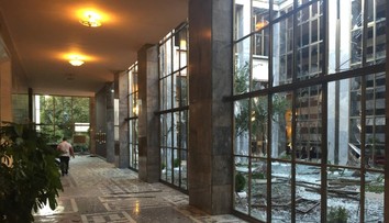 Zábery zo zničeného parlamentu v Ankare. Zasiahli ho tri rany z tanku