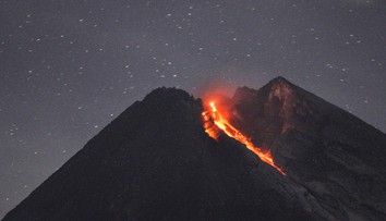 Zo sopky Merapi vytiekla rieka lávy